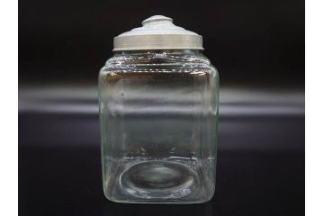 アンティーク雑貨　当時物　デッドストック　アルミ蓋　レトロな雰囲気を醸し出すガラス瓶3個セット(角型、角瓶、キャニスター、ガラスビン、菓子瓶、硝子、フタ付き、小物入れ、ディスプレイ雑貨、古道具、店舗什器)(R-078946)