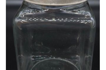 アンティーク雑貨　当時物　デッドストック　アルミ蓋　レトロな雰囲気を醸し出すガラス瓶3個セット(角型、角瓶、キャニスター、ガラスビン、菓子瓶、硝子、フタ付き、小物入れ、ディスプレイ雑貨、古道具、店舗什器)(R-078946)