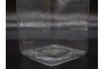 アンティーク雑貨　当時物　デッドストック　アルミ蓋　レトロな雰囲気を醸し出すガラス瓶3個セット(角型、角瓶、キャニスター、ガラスビン、菓子瓶、硝子、フタ付き、小物入れ、ディスプレイ雑貨、古道具、店舗什器)(R-078946)