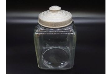 アンティーク雑貨　当時物　デッドストック　アルミ蓋　レトロな雰囲気を醸し出すガラス瓶3個セット(角型、角瓶、キャニスター、ガラスビン、菓子瓶、硝子、フタ付き、小物入れ、ディスプレイ雑貨、古道具、店舗什器)(R-078946)