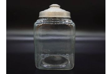 アンティーク雑貨　当時物　デッドストック　アルミ蓋　レトロな雰囲気を醸し出すガラス瓶3個セット(角型、角瓶、キャニスター、ガラスビン、菓子瓶、硝子、フタ付き、小物入れ、ディスプレイ雑貨、古道具、店舗什器)(R-078946)