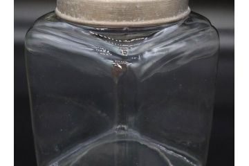 アンティーク雑貨　当時物　デッドストック　アルミ蓋　レトロな雰囲気を醸し出すガラス瓶3個セット(角型、角瓶、キャニスター、ガラスビン、菓子瓶、硝子、フタ付き、小物入れ、ディスプレイ雑貨、古道具、店舗什器)(R-078946)