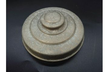 アンティーク雑貨　当時物　デッドストック　アルミ蓋　レトロな雰囲気を醸し出すガラス瓶3個セット(角型、角瓶、キャニスター、ガラスビン、菓子瓶、硝子、フタ付き、小物入れ、ディスプレイ雑貨、古道具、店舗什器)(R-078946)