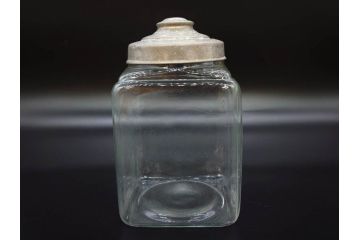 アンティーク雑貨　当時物　デッドストック　アルミ蓋　レトロな雰囲気を醸し出すガラス瓶3個セット(角型、角瓶、キャニスター、ガラスビン、菓子瓶、硝子、フタ付き、小物入れ、ディスプレイ雑貨、古道具、店舗什器)(R-078946)