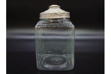 アンティーク雑貨　当時物　デッドストック　アルミ蓋　レトロな雰囲気を醸し出すガラス瓶3個セット(角型、角瓶、キャニスター、ガラスビン、菓子瓶、硝子、フタ付き、小物入れ、ディスプレイ雑貨、古道具、店舗什器)(R-078946)