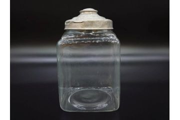 アンティーク雑貨　当時物　デッドストック　アルミ蓋　レトロな雰囲気を醸し出すガラス瓶3個セット(角型、角瓶、キャニスター、ガラスビン、菓子瓶、硝子、フタ付き、小物入れ、ディスプレイ雑貨、古道具、店舗什器)(R-078946)