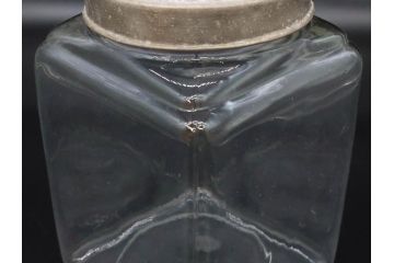 アンティーク雑貨　当時物　デッドストック　アルミ蓋　レトロな雰囲気を醸し出すガラス瓶3個セット(角型、角瓶、キャニスター、ガラスビン、菓子瓶、硝子、フタ付き、小物入れ、ディスプレイ雑貨、古道具、店舗什器)(R-078946)