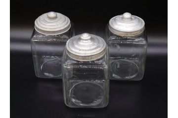 アンティーク雑貨　当時物　デッドストック　アルミ蓋　様々な用途に使えるガラス瓶3個セット(角型、角瓶、キャニスター、ガラスビン、菓子瓶、硝子、フタ付き、小物入れ、ディスプレイ雑貨、古道具、店舗什器)(R-078947)