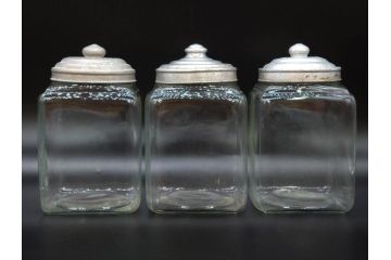 アンティーク雑貨　当時物　デッドストック　アルミ蓋　様々な用途に使えるガラス瓶3個セット(角型、角瓶、キャニスター、ガラスビン、菓子瓶、硝子、フタ付き、小物入れ、ディスプレイ雑貨、古道具、店舗什器)(R-078947)