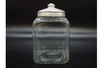 アンティーク雑貨　当時物　デッドストック　アルミ蓋　様々な用途に使えるガラス瓶3個セット(角型、角瓶、キャニスター、ガラスビン、菓子瓶、硝子、フタ付き、小物入れ、ディスプレイ雑貨、古道具、店舗什器)(R-078947)