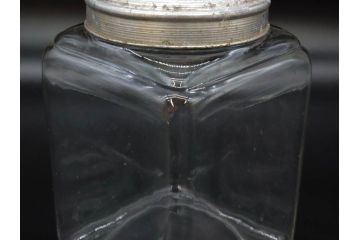 アンティーク雑貨　当時物　デッドストック　アルミ蓋　様々な用途に使えるガラス瓶3個セット(角型、角瓶、キャニスター、ガラスビン、菓子瓶、硝子、フタ付き、小物入れ、ディスプレイ雑貨、古道具、店舗什器)(R-078947)