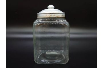 アンティーク雑貨　当時物　デッドストック　アルミ蓋　様々な用途に使えるガラス瓶3個セット(角型、角瓶、キャニスター、ガラスビン、菓子瓶、硝子、フタ付き、小物入れ、ディスプレイ雑貨、古道具、店舗什器)(R-078947)