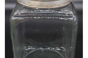 アンティーク雑貨　当時物　デッドストック　アルミ蓋　様々な用途に使えるガラス瓶3個セット(角型、角瓶、キャニスター、ガラスビン、菓子瓶、硝子、フタ付き、小物入れ、ディスプレイ雑貨、古道具、店舗什器)(R-078947)