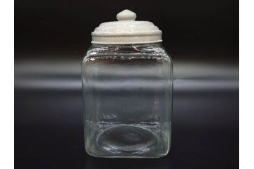 アンティーク雑貨　当時物　デッドストック　アルミ蓋　様々な用途に使えるガラス瓶3個セット(角型、角瓶、キャニスター、ガラスビン、菓子瓶、硝子、フタ付き、小物入れ、ディスプレイ雑貨、古道具、店舗什器)(R-078947)