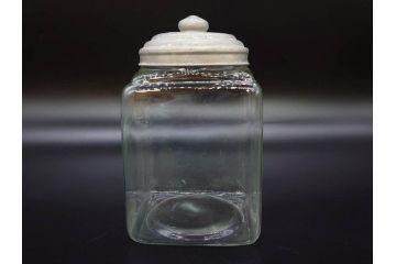 アンティーク雑貨　当時物　デッドストック　アルミ蓋　様々な用途に使えるガラス瓶3個セット(角型、角瓶、キャニスター、ガラスビン、菓子瓶、硝子、フタ付き、小物入れ、ディスプレイ雑貨、古道具、店舗什器)(R-078947)