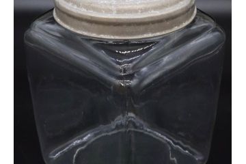 アンティーク雑貨　当時物　デッドストック　アルミ蓋　様々な用途に使えるガラス瓶3個セット(角型、角瓶、キャニスター、ガラスビン、菓子瓶、硝子、フタ付き、小物入れ、ディスプレイ雑貨、古道具、店舗什器)(R-078947)