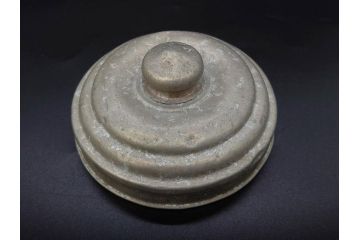 アンティーク雑貨　当時物　デッドストック　アルミ蓋　様々な用途に使えるガラス瓶3個セット(角型、角瓶、キャニスター、ガラスビン、菓子瓶、硝子、フタ付き、小物入れ、ディスプレイ雑貨、古道具、店舗什器)(R-078947)
