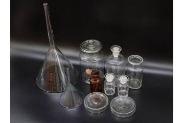 昭和初期　当時物　未使用　ロート　シャーレ　薬瓶　蓋付きガラス瓶　時代がかった味のあるガラス瓶など10個セット(ペトリ皿、メディシンボトル、実験器具、じょうご、漏斗、硝子、ビン、NAGAOKAGARASU&CO)(R-078948)
