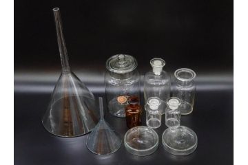 昭和初期　当時物　未使用　ロート　シャーレ　薬瓶　蓋付きガラス瓶　時代がかった味のあるガラス瓶など10個セット(ペトリ皿、メディシンボトル、実験器具、じょうご、漏斗、硝子、ビン、NAGAOKAGARASU&CO)(R-078948)