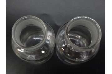 昭和初期　当時物　未使用　ロート　シャーレ　薬瓶　蓋付きガラス瓶　時代がかった味のあるガラス瓶など10個セット(ペトリ皿、メディシンボトル、実験器具、じょうご、漏斗、硝子、ビン、NAGAOKAGARASU&CO)(R-078948)