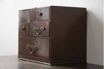 和製アンティーク　上杢　総欅(ケヤキ)材　デザイン性のある銅金具が上品な雰囲気を醸し出す漆塗りの小引き出し(裁縫箱、小物収納、卓上収納、印箱)(R-078950)