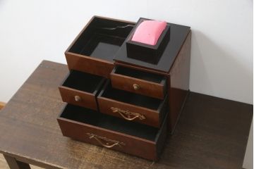 和製アンティーク　上杢　総欅(ケヤキ)材　デザイン性のある銅金具が上品な雰囲気を醸し出す漆塗りの小引き出し(裁縫箱、小物収納、卓上収納、印箱)(R-078950)