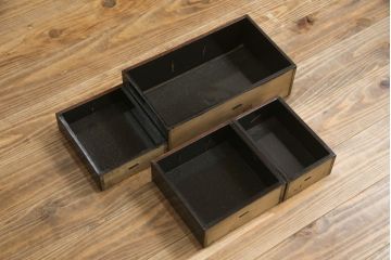 和製アンティーク　上杢　総欅(ケヤキ)材　デザイン性のある銅金具が上品な雰囲気を醸し出す漆塗りの小引き出し(裁縫箱、小物収納、卓上収納、印箱)(R-078950)