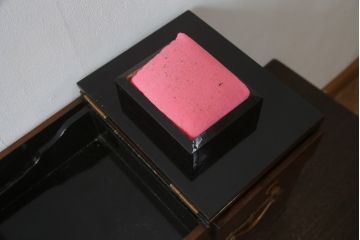 和製アンティーク　上杢　総欅(ケヤキ)材　デザイン性のある銅金具が上品な雰囲気を醸し出す漆塗りの小引き出し(裁縫箱、小物収納、卓上収納、印箱)(R-078950)