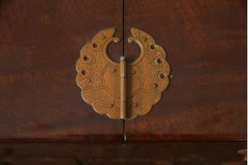 和製アンティーク　上杢　総欅(ケヤキ)材　デザイン性のある銅金具が上品な雰囲気を醸し出す漆塗りの小引き出し(裁縫箱、小物収納、卓上収納、印箱)(R-078950)