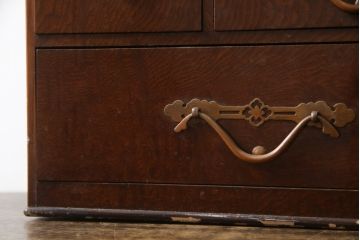 和製アンティーク　上杢　総欅(ケヤキ)材　デザイン性のある銅金具が上品な雰囲気を醸し出す漆塗りの小引き出し(裁縫箱、小物収納、卓上収納、印箱)(R-078950)