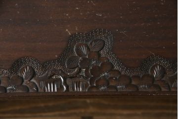 中古　軽井沢彫り　深い木の色味と桜の彫りが美しい座卓(ローテーブル、センターテーブル、リビングテーブル)(R-078953)