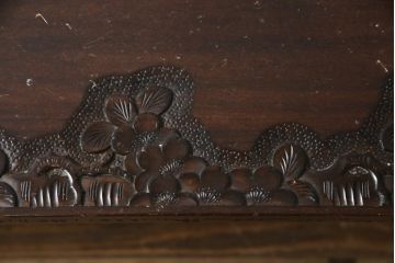 中古　軽井沢彫り　深い木の色味と桜の彫りが美しい座卓(ローテーブル、センターテーブル、リビングテーブル)(R-078953)