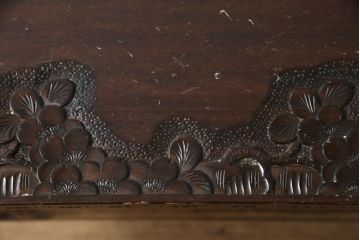 中古　軽井沢彫り　深い木の色味と桜の彫りが美しい座卓(ローテーブル、センターテーブル、リビングテーブル)(R-078953)