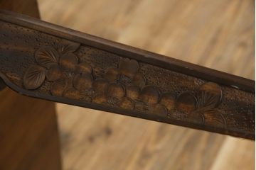 中古　軽井沢彫り　深い木の色味と桜の彫りが美しい座卓(ローテーブル、センターテーブル、リビングテーブル)(R-078953)