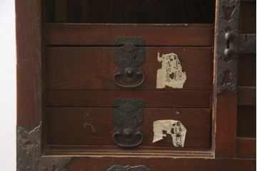 和製アンティーク　江戸〜明治期　渋い佇まいが目を引く総栗(クリ)材の小振りな米沢車箪笥(米沢箪笥、和箪笥、収納たんす、整理タンス、サイドボード、戸棚)(R-078954)