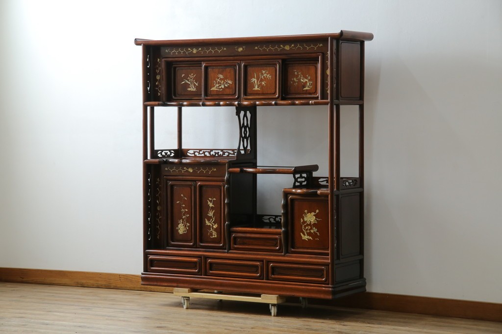 和製ビンテージ　花梨(カリン)材　螺鈿(ラデン)　象嵌入り　上品な佇まいで和の雰囲気を引き立てる飾り棚　(R-078955)