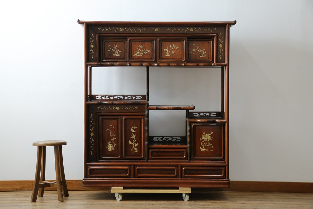 和製ビンテージ　花梨(カリン)材　螺鈿(ラデン)　象嵌入り　上品な佇まいで和の雰囲気を引き立てる飾り棚　(R-078955)