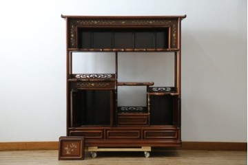 和製ビンテージ　花梨(カリン)材　螺鈿(ラデン)　象嵌入り　上品な佇まいで和の雰囲気を引き立てる飾り棚　(R-078955)
