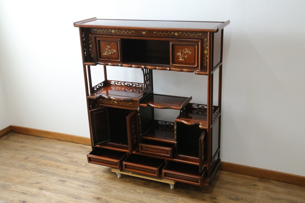 和製ビンテージ　花梨(カリン)材　螺鈿(ラデン)　象嵌入り　上品な佇まいで和の雰囲気を引き立てる飾り棚　(R-078955)