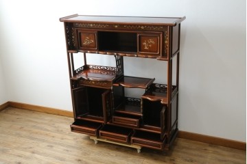 和製ビンテージ　花梨(カリン)材　螺鈿(ラデン)　象嵌入り　上品な佇まいで和の雰囲気を引き立てる飾り棚　(R-078955)