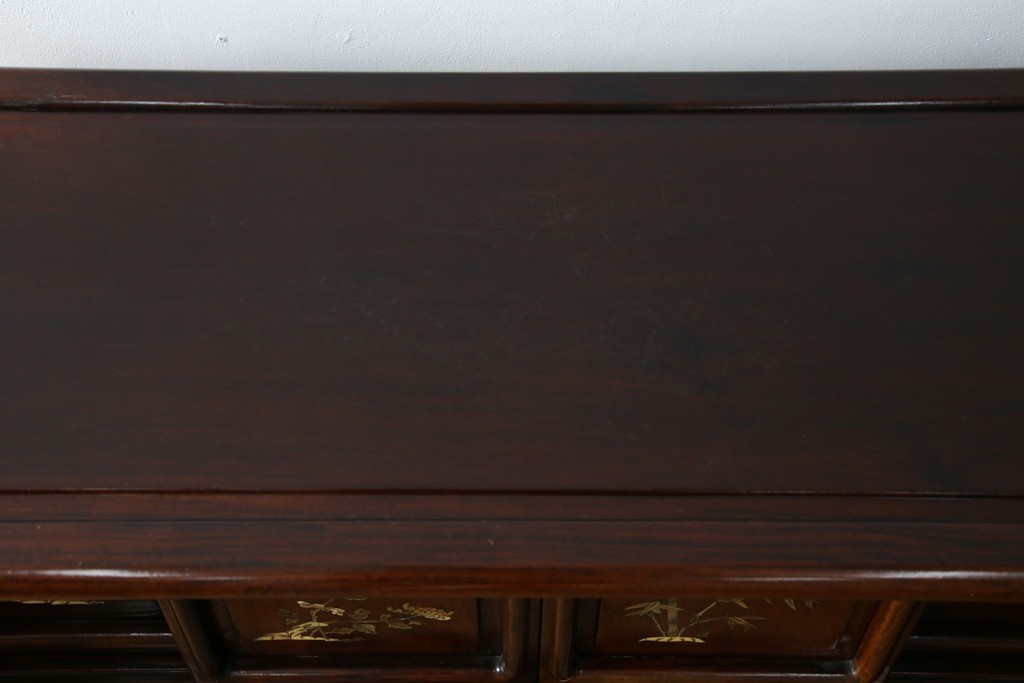 和製ビンテージ　花梨(カリン)材　螺鈿(ラデン)　象嵌入り　上品な佇まいで和の雰囲気を引き立てる飾り棚　(R-078955)