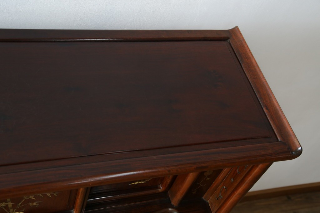 和製ビンテージ　花梨(カリン)材　螺鈿(ラデン)　象嵌入り　上品な佇まいで和の雰囲気を引き立てる飾り棚　(R-078955)