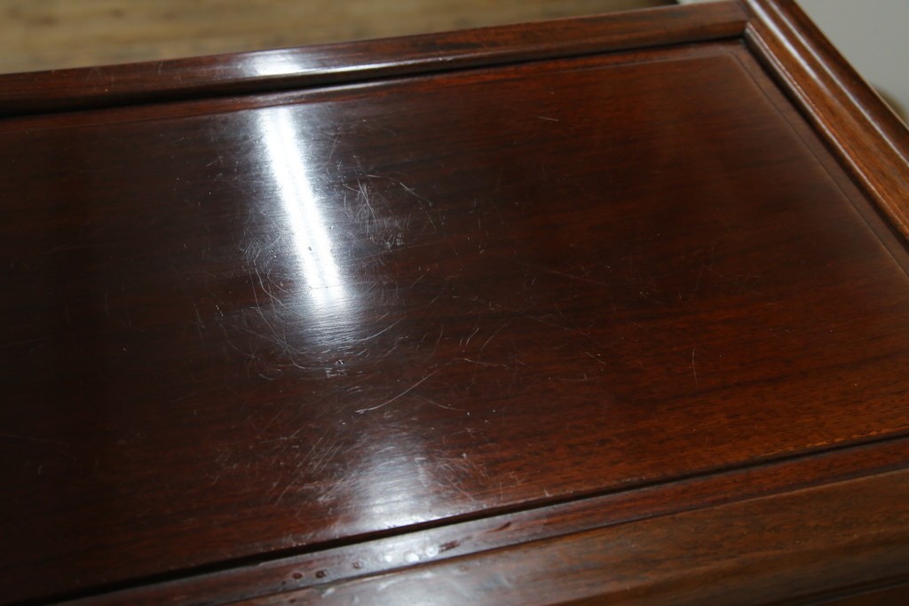 和製ビンテージ　花梨(カリン)材　螺鈿(ラデン)　象嵌入り　上品な佇まいで和の雰囲気を引き立てる飾り棚　(R-078955)