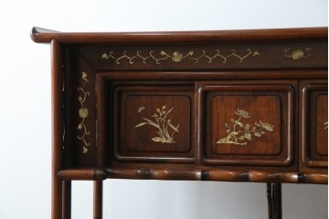 和製ビンテージ　花梨(カリン)材　螺鈿(ラデン)　象嵌入り　上品な佇まいで和の雰囲気を引き立てる飾り棚　(R-078955)