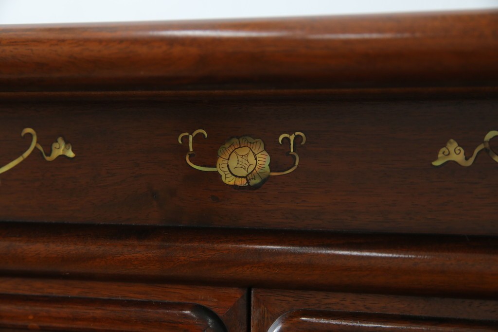 和製ビンテージ　花梨(カリン)材　螺鈿(ラデン)　象嵌入り　上品な佇まいで和の雰囲気を引き立てる飾り棚　(R-078955)