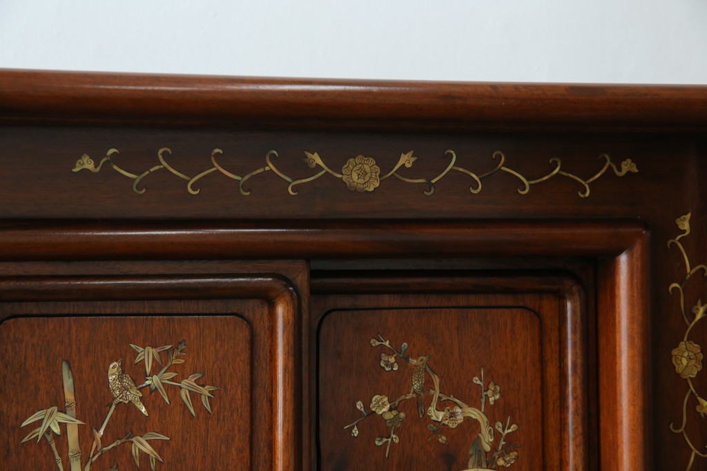 和製ビンテージ　花梨(カリン)材　螺鈿(ラデン)　象嵌入り　上品な佇まいで和の雰囲気を引き立てる飾り棚　(R-078955)