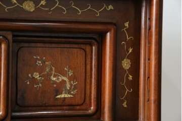 和製ビンテージ　花梨(カリン)材　螺鈿(ラデン)　象嵌入り　上品な佇まいで和の雰囲気を引き立てる飾り棚　(R-078955)