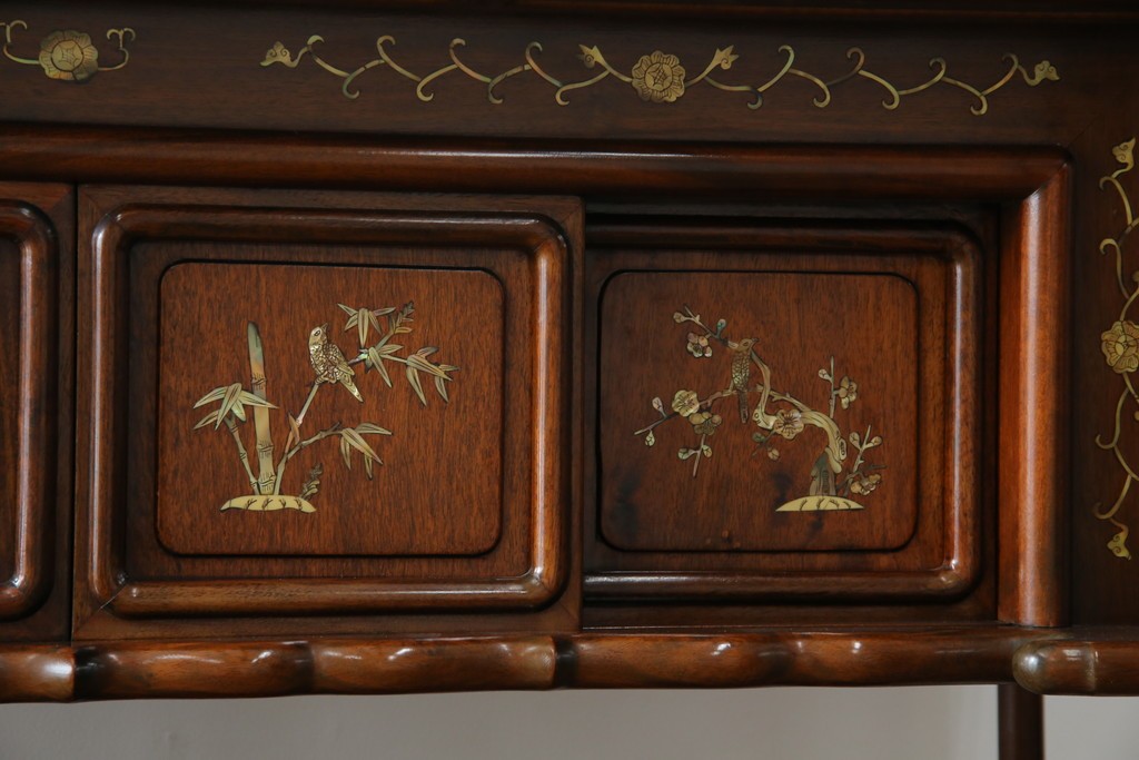 和製ビンテージ　花梨(カリン)材　螺鈿(ラデン)　象嵌入り　上品な佇まいで和の雰囲気を引き立てる飾り棚　(R-078955)