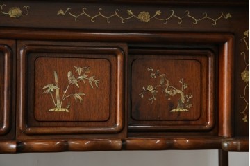 和製ビンテージ　花梨(カリン)材　螺鈿(ラデン)　象嵌入り　上品な佇まいで和の雰囲気を引き立てる飾り棚　(R-078955)