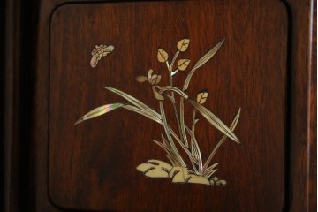 和製ビンテージ　花梨(カリン)材　螺鈿(ラデン)　象嵌入り　上品な佇まいで和の雰囲気を引き立てる飾り棚　(R-078955)